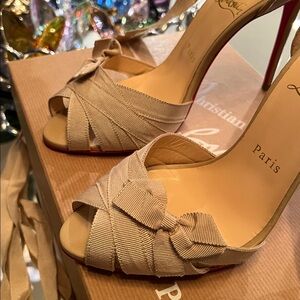 Christian Louboutin Chisteriva 100 Nude Nappa Bow Ankle Wrap Heels Size 38.5